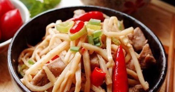 小笋炒肉怎么做？详细步骤和技巧是什么？