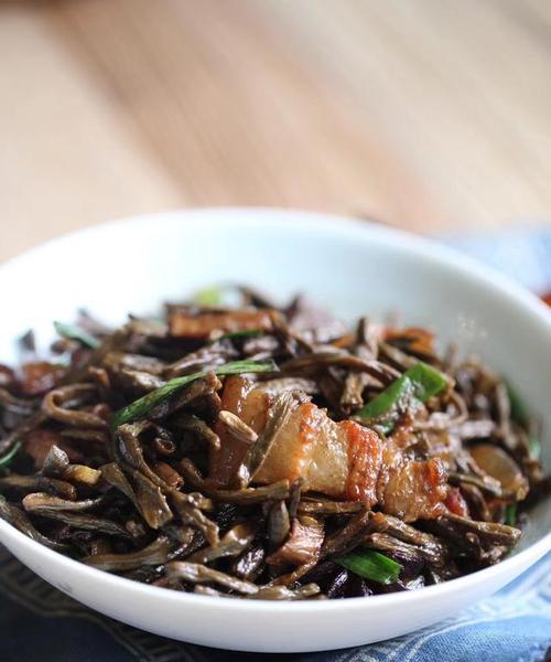 小酥肉蒸干豇豆怎么做？步骤和技巧有哪些？