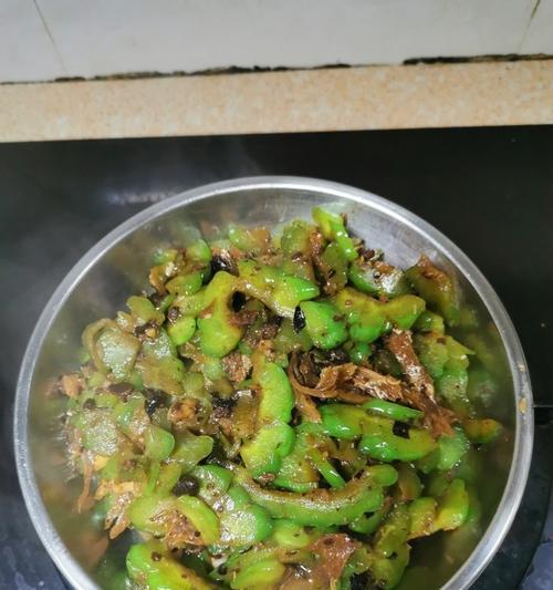 小扇贝肉炒苦瓜的做法是什么？如何炒制才美味？
