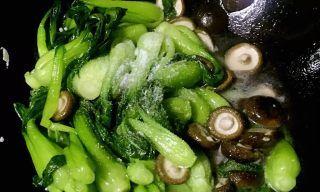 小青菜炒香菇怎么做？步骤和技巧有哪些？