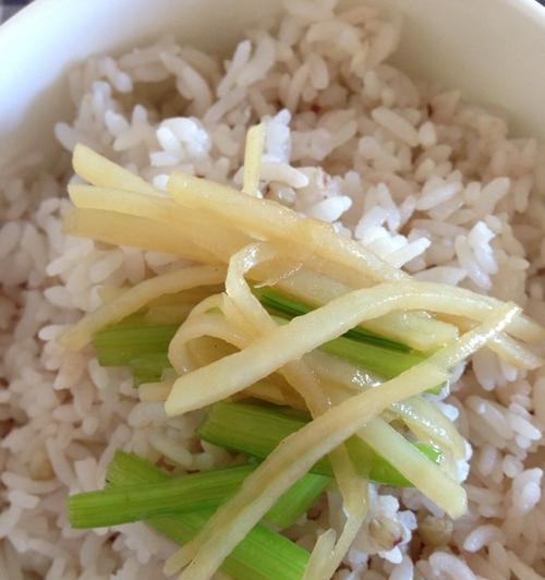 小芹菜配土豆丝的做法是什么？如何快速做出美味的家常菜？