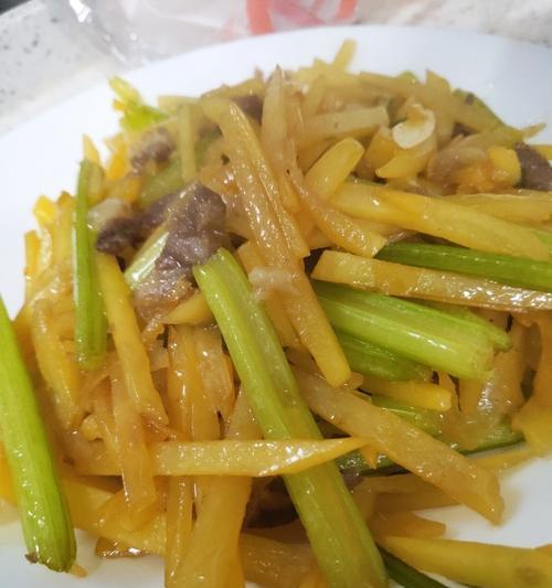 小芹菜配土豆丝的做法是什么？如何快速做出美味的家常菜？