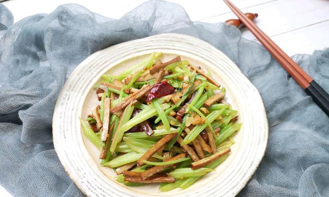 小芹菜炒湘干怎么做？步骤和技巧有哪些？