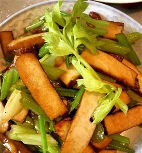 小芹菜炒香干怎么做？步骤和技巧有哪些？