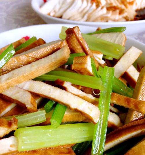 小芹菜炒香干怎么做？步骤和技巧有哪些？