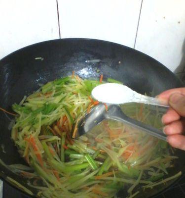 小芹菜炒土豆丝的做法是什么？步骤详解如何做？