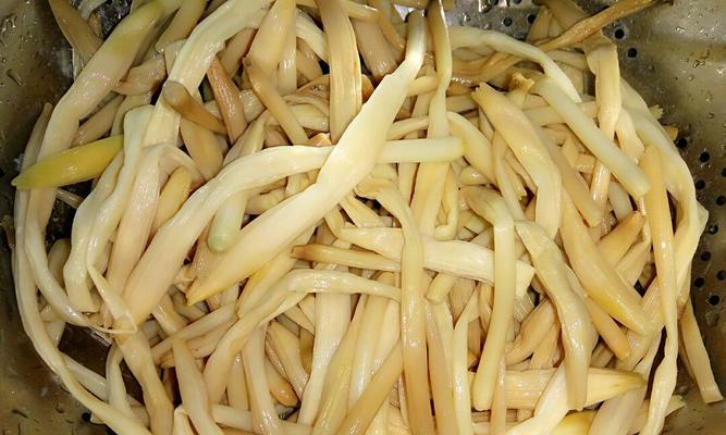 小排炖黄花菜怎么做？步骤和技巧有哪些？