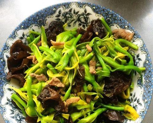 小排炖黄花菜怎么做？步骤和技巧有哪些？
