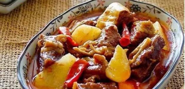 小牛肉粒炖豆腐的做法是什么？步骤和技巧有哪些？