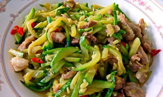 小南瓜炒肉的做法是什么？如何炒出鲜嫩多汁的口感？