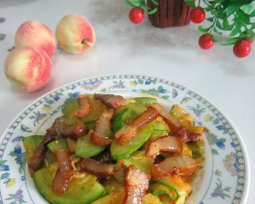 小南瓜炒肉的做法是什么？如何炒出鲜嫩多汁的口感？