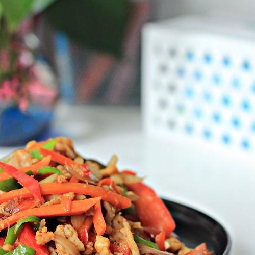 小蘑菇肉片的做法是什么？如何快速做出美味的小蘑菇肉片？