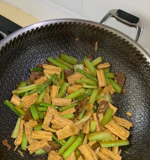 小蘑菇炒肉片无盐无味精版怎么做？有哪些健康烹饪技巧？
