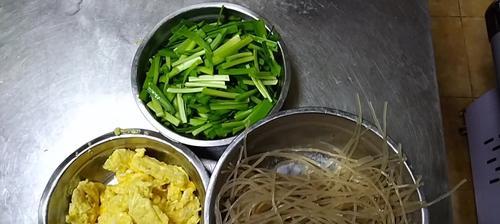 小米鸡蛋炒韭菜的做法是什么？如何炒出鲜嫩的韭菜？