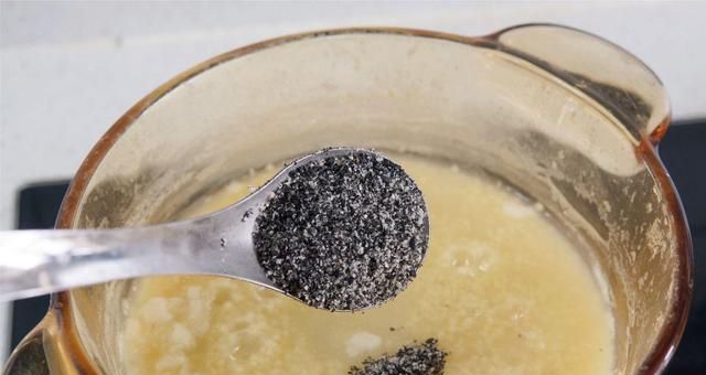 小米黑豆莲子粥怎么做？有哪些健康益处？