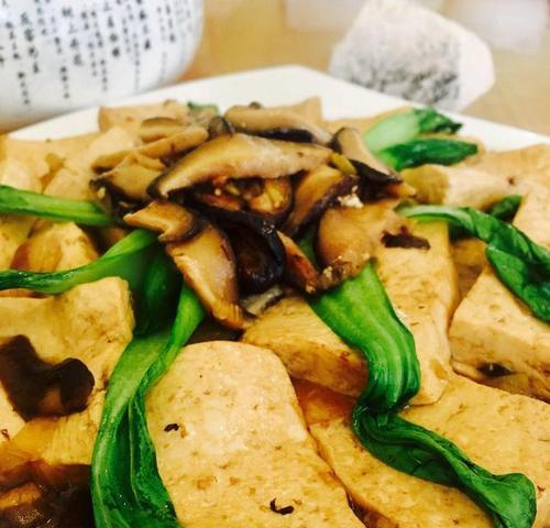 香菇焖豆腐怎么做？步骤和技巧有哪些？