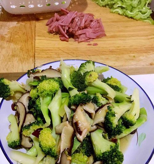 香菇蓝瘦的做法是什么？如何在家轻松制作？