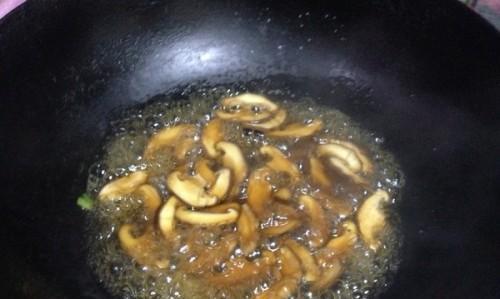 香菇韭菜苔怎么做？步骤和技巧有哪些？
