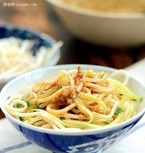 香菇酱凉面怎么做？有哪些步骤和技巧？