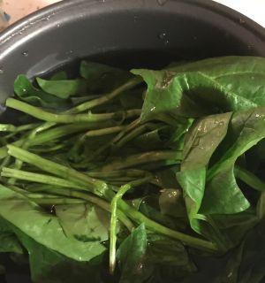 香菇酱菠菜根怎么做？步骤和技巧有哪些？