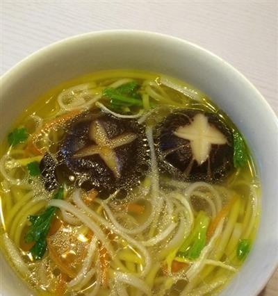 香菇鸡丝汤面怎么做？详细步骤和技巧是什么？