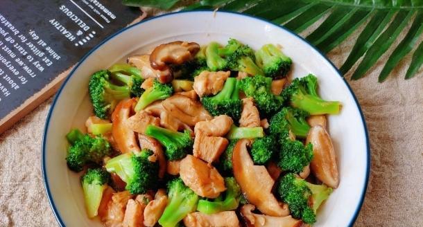 香菇鸡肉炒虎椒的做法是什么？这道菜的制作步骤有哪些？
