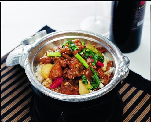 香菇鸡肉煲仔饭怎么做？步骤和技巧有哪些？