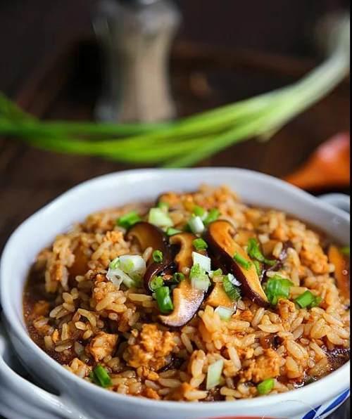 香菇鸡丁炒饭的做法是什么？如何在家轻松制作？