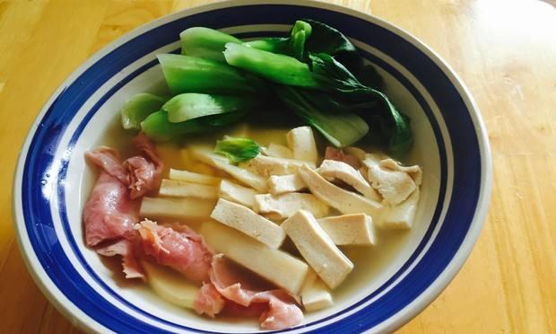 香菇火腿肠挂面怎么做？步骤和技巧有哪些？