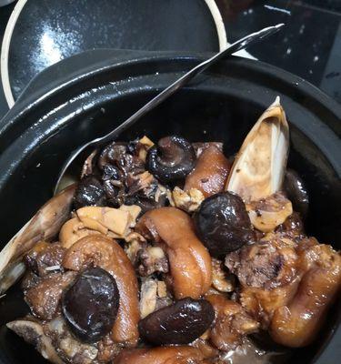 香菇花生焖猪脚的做法是什么？步骤详细吗？
