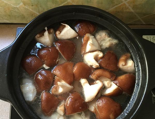 香菇胡萝卜莲藕排骨汤怎么做？有哪些步骤和技巧？