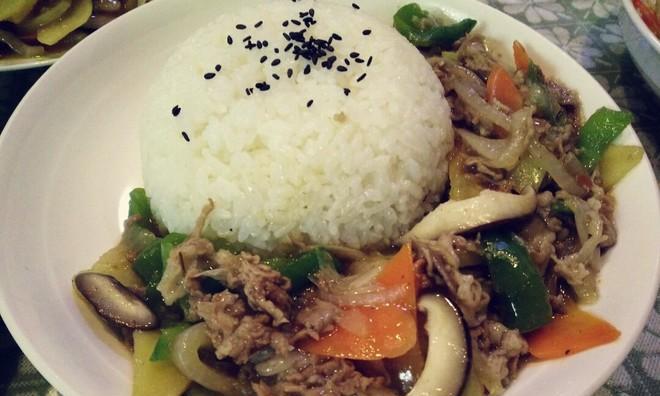 香菇胡萝卜鸡肉盖饭怎么做？步骤详细吗？
