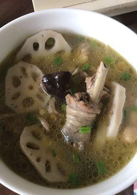 香菇红枣母鸡汤怎么做？有哪些健康益处？