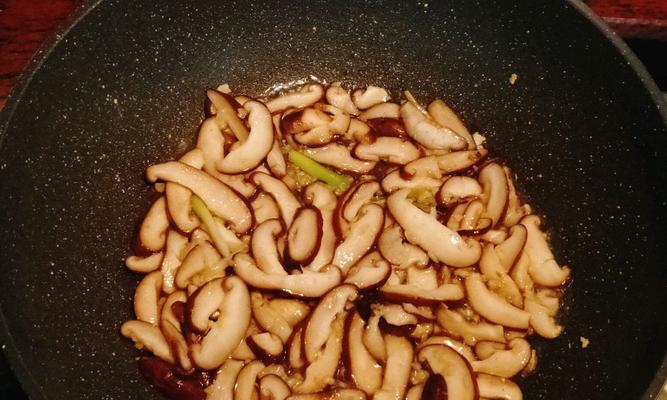 香菇蚝油焖鸡肉怎么做？步骤和技巧有哪些？