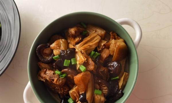 香菇炖肉的做法是什么？如何炖出鲜香可口的香菇炖肉？
