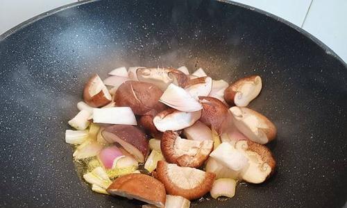香菇炖排骨怎么做才美味？步骤和技巧有哪些？