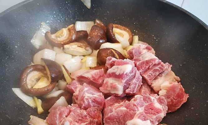 香菇炖排骨怎么做才美味？步骤和技巧有哪些？