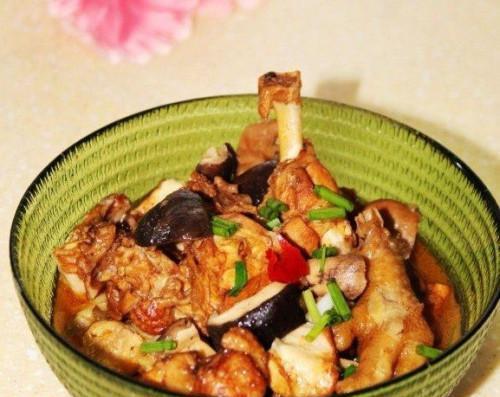 香菇炖鸡药膳版的做法是什么？如何在家轻松制作？