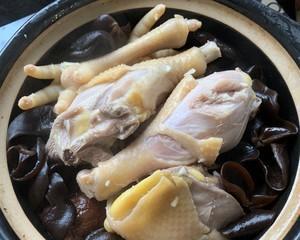 香菇炖鸡药膳版的做法是什么？如何在家轻松制作？