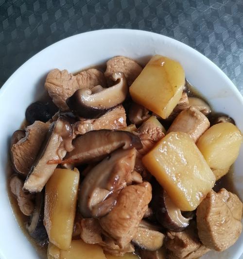 香菇炖鸡药膳版的做法是什么？如何在家轻松制作？