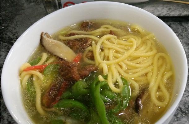 香菇蛋皮肉丝面怎么做？详细步骤和技巧是什么？