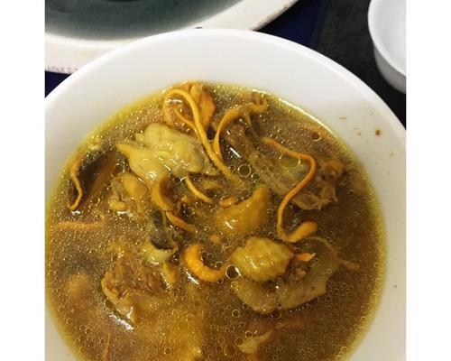 香菇虫草炖鸡的做法是什么？如何在家轻松制作？
