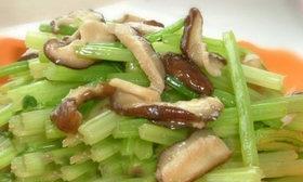 香菇炒香芹怎么做？步骤和技巧有哪些？