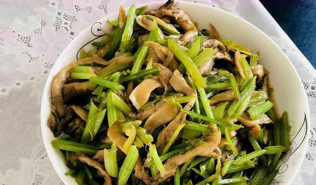 香菇炒西芹怎么做？步骤和技巧有哪些？