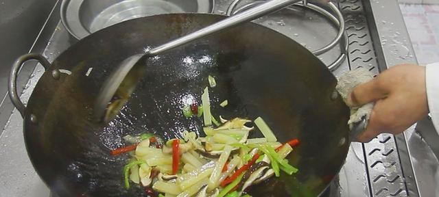 香菇炒土豆怎么做？步骤和技巧有哪些？