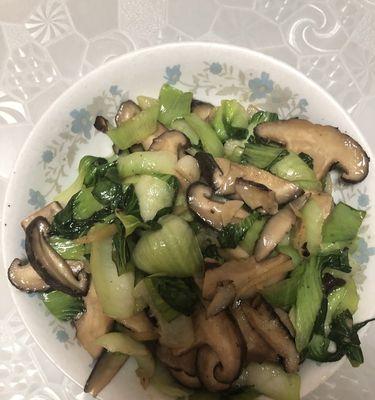 香菇炒上海青怎么做？步骤和技巧有哪些？