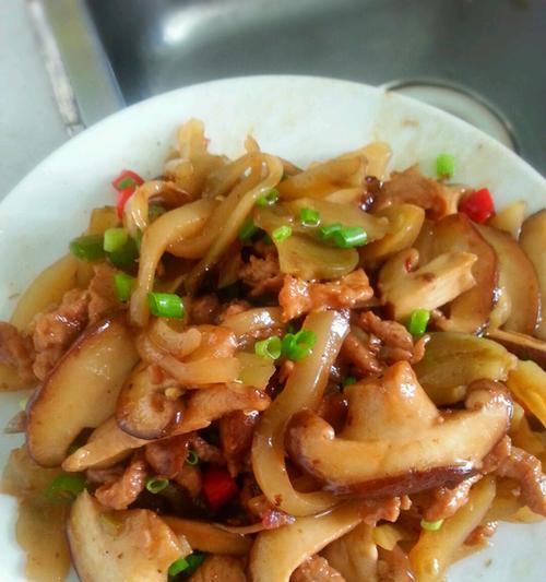 香菇炒肉片的做法是什么？如何炒出鲜嫩多汁的肉片？