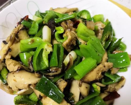 香菇炒青椒怎么做？步骤和技巧有哪些？