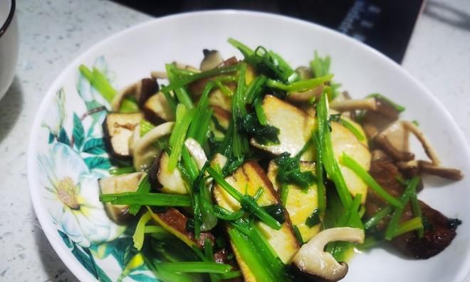 香菇炒芹菜怎么做？步骤和技巧有哪些？