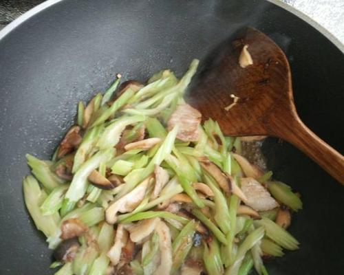 香菇炒芹菜怎么做？步骤和技巧有哪些？